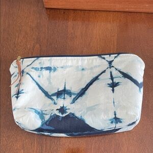 Inside has 10 pockets to put essential oils, lipsticks, balms. Quilted